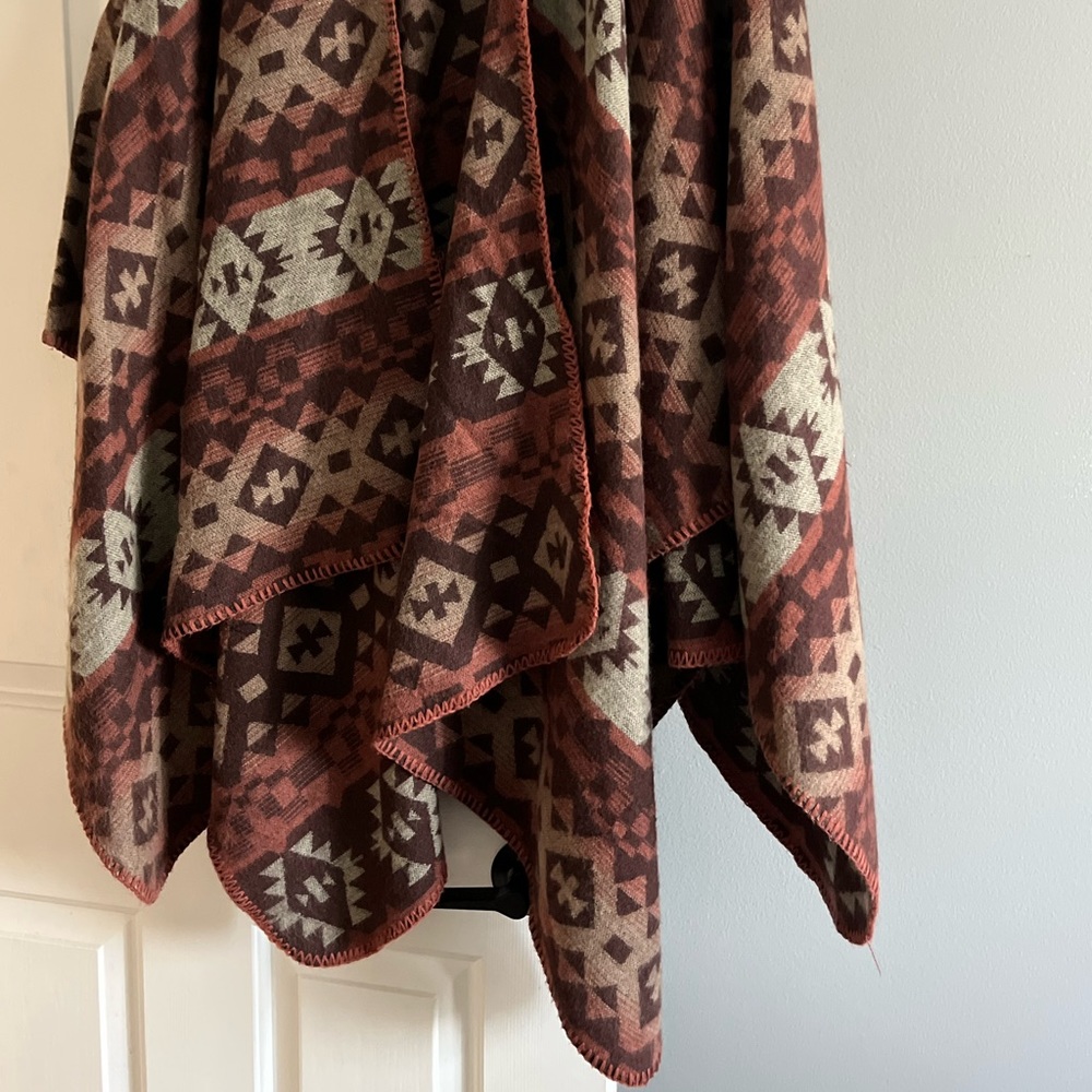 American Eagle brown patterned poncho